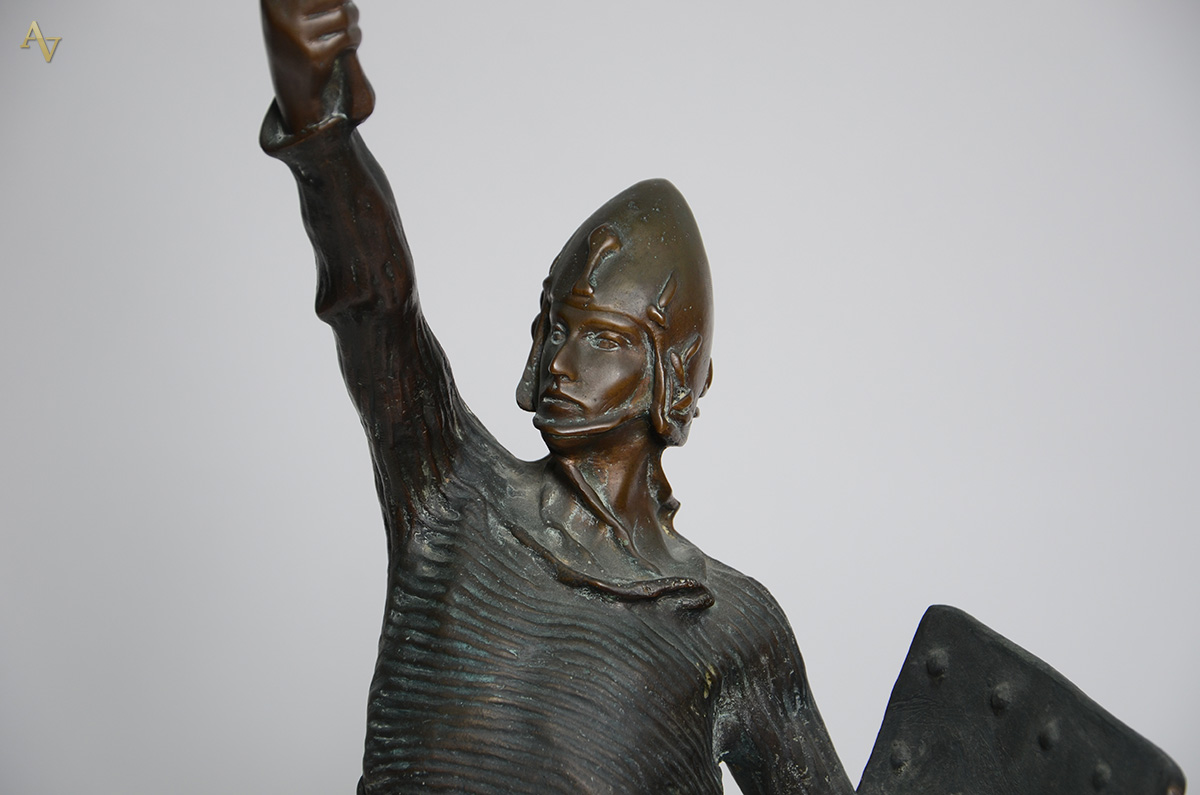 Escultura de bronze representando soldado, assinado. Altura 1m. - foto 2 de 3