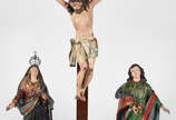 Tres peças de madeira entalhada e policromada f... - Tres peças de madeira entalhada e policromada formando o Calvário, tendo Cristo crucificado,  Nossa Senhora e Maria Madalena. Portugal Sác XIX  ...