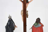 Tres peças de madeira entalhada e policromada f... - Tres peças de madeira entalhada e policromada formando o Calvário, tendo Cristo crucificado,  Nossa Senhora e Maria Madalena. Portugal Sác XIX  ...