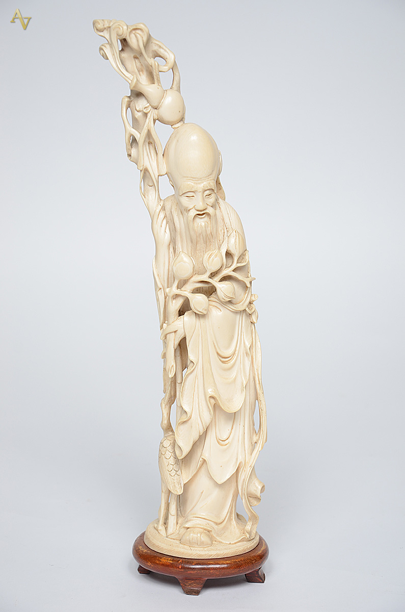 Escultura de marfim representando Deus. Altura total 37 cm. - foto 1 de 3