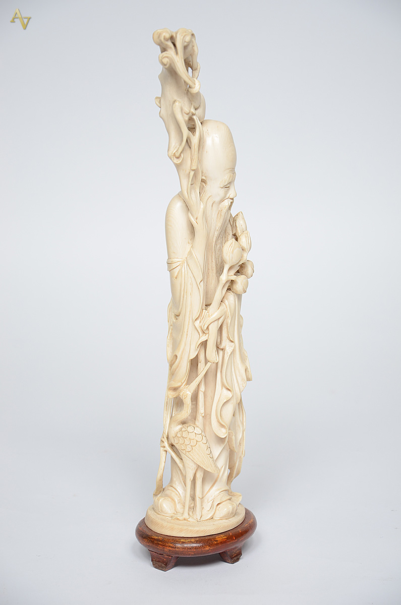 Escultura de marfim representando Deus. Altura total 37 cm. - foto 2 de 3
