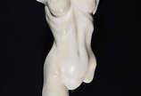 HILDEBRANDO LIMA - Escultura de parede "Dor... - HILDEBRANDO LIMA - Escultura de parede "Dora", de pó de mármore, assinada e datada 2010. Altura 90 cm.