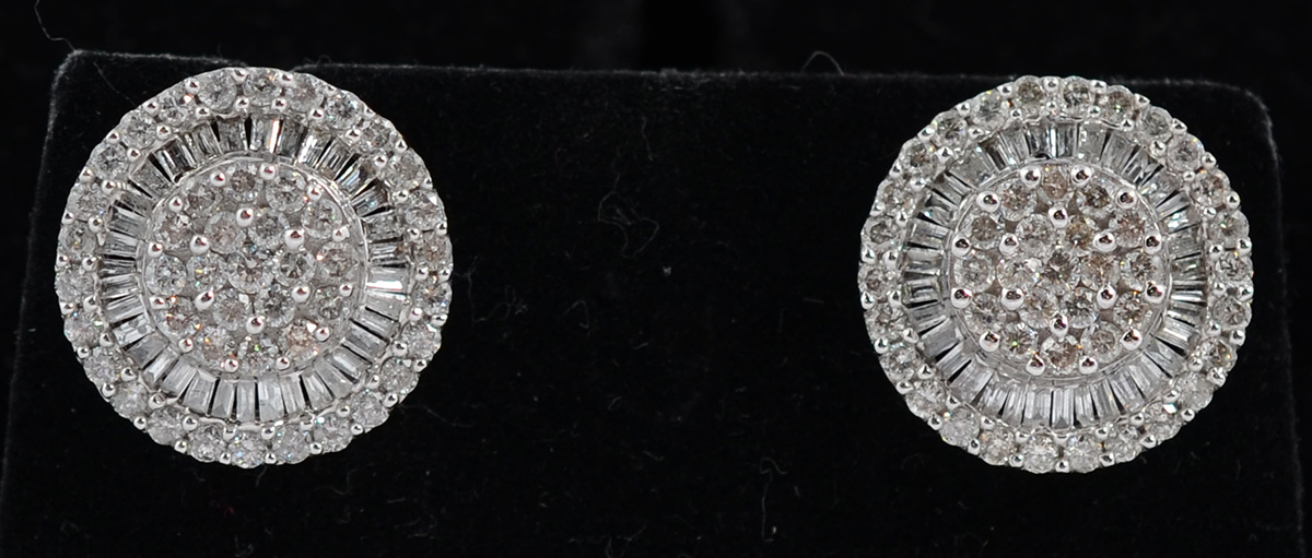 Par de brincos piza em ouro branco 18 k com 2,80 cts de brilhantes...