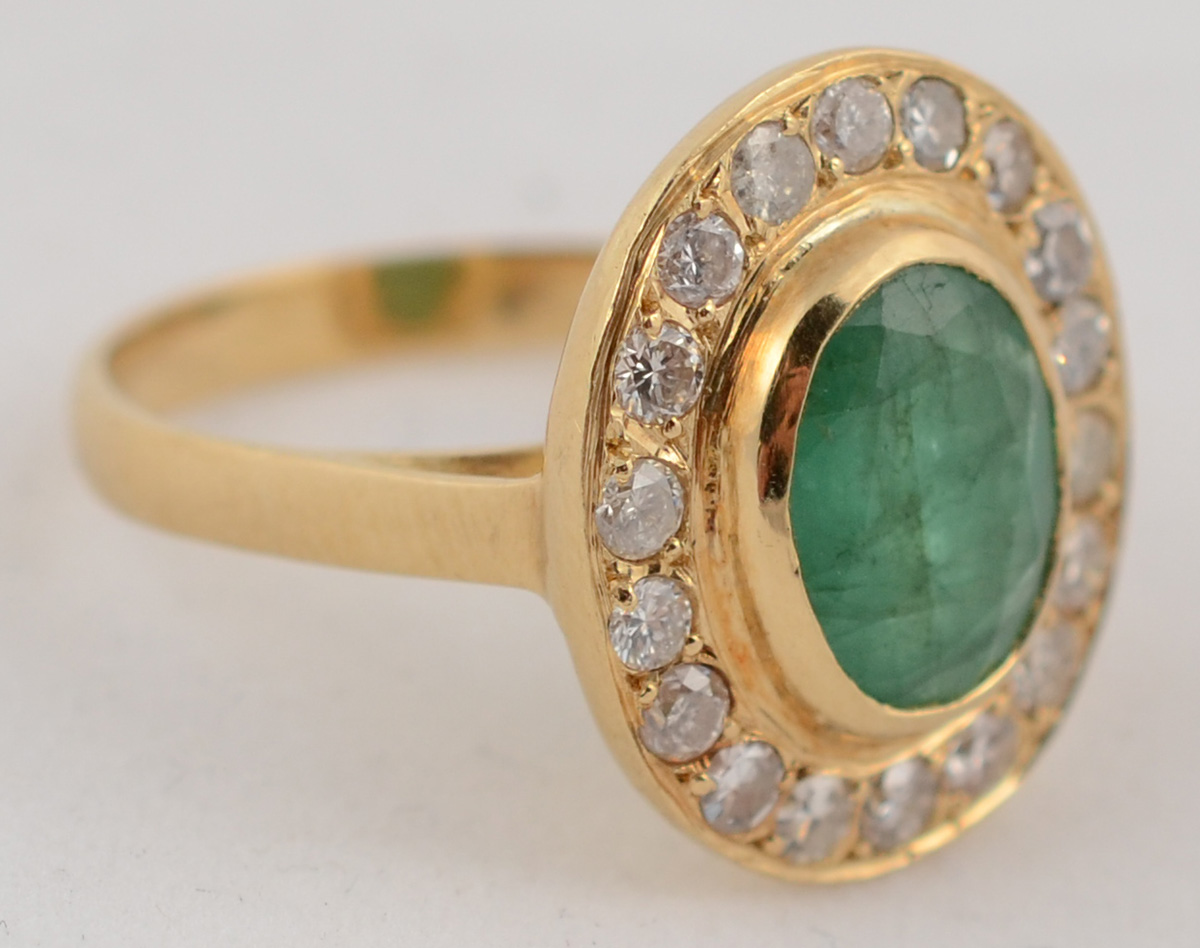 Anel de ouro 18 k com esmeralda de 2 cts, guarnecida com brilhantes... - foto 1 de 2