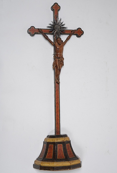 Crucifixo de madeira com figura de Cristo esculpida (braços soltos)...