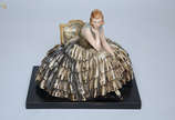 Boneca italiana de faiança com base em madeira,... - Boneca italiana de faiança com base em madeira, assinada. Altura 30 cm.