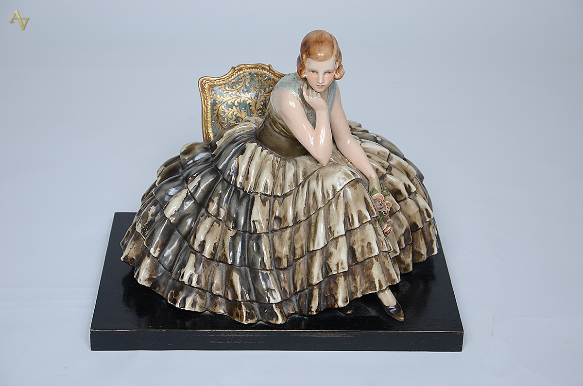 Boneca italiana de faiança com base em madeira, assinada. Altura 30... - foto 1 de 2