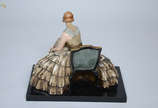 Boneca italiana de faiança com base em madeira,... - Boneca italiana de faiança com base em madeira, assinada. Altura 30 cm.