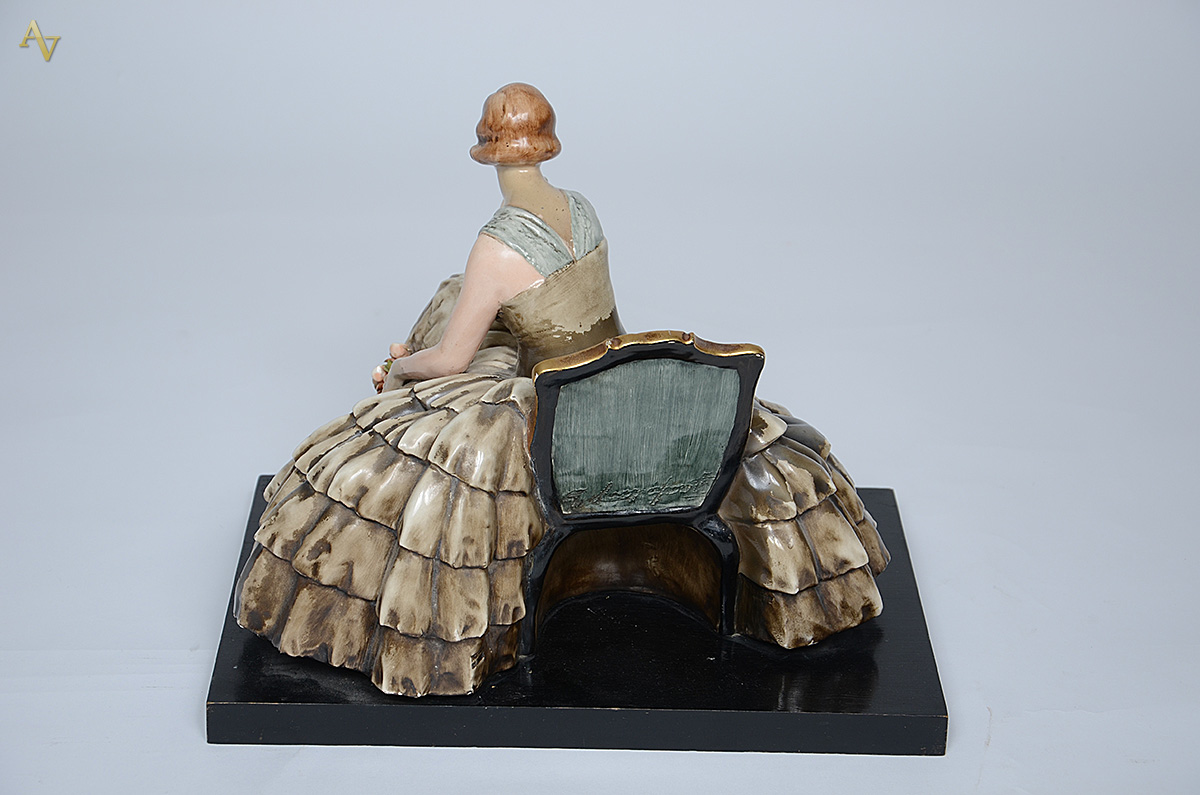 Boneca italiana de faiança com base em madeira, assinada. Altura 30... - foto 2 de 2
