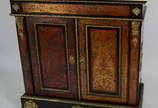Dunquerque de Boulle com 2 portas , prateleira ... - Dunquerque de Boulle com 2 portas , prateleira interna , tampo de mármore, incrustações em metal dourado e tartaruga vermelha .

 