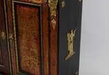 Dunquerque de Boulle com 2 portas , prateleira ... - Dunquerque de Boulle com 2 portas , prateleira interna , tampo de mármore, incrustações em metal dourado e tartaruga vermelha .

 