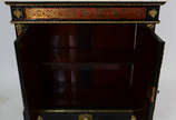 Dunquerque de Boulle com 2 portas , prateleira ... - Dunquerque de Boulle com 2 portas , prateleira interna , tampo de mármore, incrustações em metal dourado e tartaruga vermelha .

 