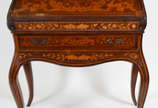 Escrivaninha estilo frances de madeira ricament... - Escrivaninha estilo frances de madeira ricamente trabalhada em marqueterie com pássaros e guirlandas florais, uma gaveta, tampo articulado com a...