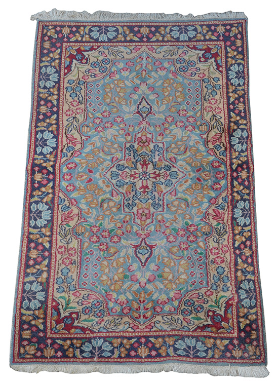 Tapete Kirman. Medidas 1,54 x 0,92 m.