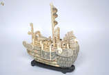 Escultura chinesa em osso representando barco, ... - Escultura chinesa em osso representando barco, aproximadamente início do século XX. Altura 50 cm.