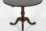 Mesa tilp top de madeira nobre, estilo ingles, ... - Mesa tilp top de madeira nobre, estilo ingles, tampo redondo e base na forma de tripé.