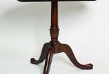 Mesa tilp top de madeira nobre, estilo ingles, ... - Mesa tilp top de madeira nobre, estilo ingles, tampo redondo e base na forma de tripé.