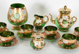 Conjunto veneziano verde / dourado , sendo 6 xí... - Conjunto veneziano verde / dourado , sendo 6 xícaras com pires , bule, leiteira , açucareiro e bowl . Total  10 peças 
