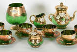 Conjunto veneziano verde / dourado , sendo 6 xí... - Conjunto veneziano verde / dourado , sendo 6 xícaras com pires , bule, leiteira , açucareiro e bowl . Total  10 peças 