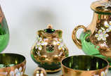 Conjunto veneziano verde / dourado , sendo 6 xí... - Conjunto veneziano verde / dourado , sendo 6 xícaras com pires , bule, leiteira , açucareiro e bowl . Total  10 peças 