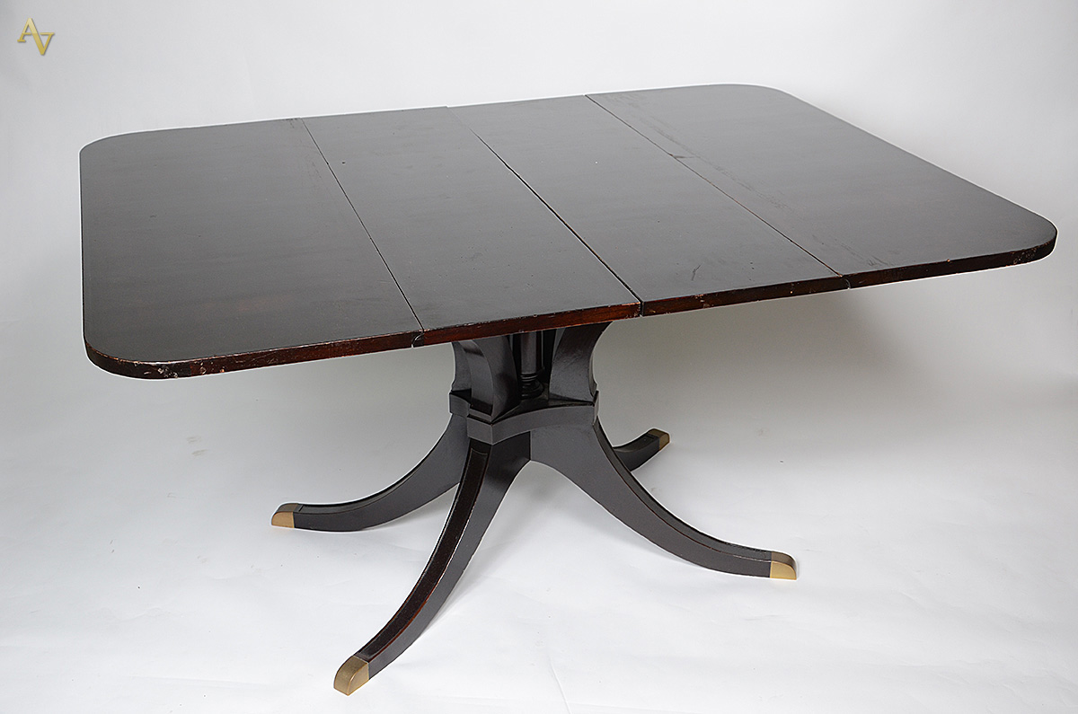 Mesa de madeira nobre, com abas, quatro pernas recurvas com ponteiras... - foto 1 de 2