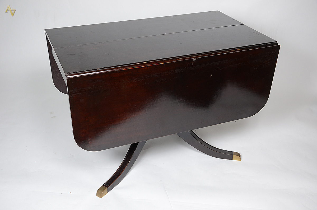 Mesa de madeira nobre, com abas, quatro pernas recurvas com ponteiras... - foto 2 de 2
