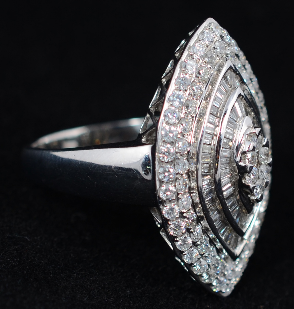 Anel em ouro branco 18 k e 2,46 ct de brilhantes redondos e 1,52 de... - foto 1 de 3
