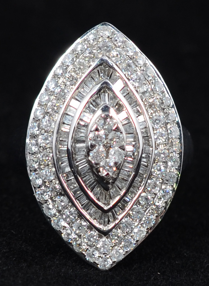 Anel em ouro branco 18 k e 2,46 ct de brilhantes redondos e 1,52 de... - foto 2 de 3