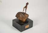 SALVADOR DALI - Mujer desnuda subiendo la escal... - SALVADOR DALI - Mujer desnuda subiendo la escalera - AB - 089/100. Altura 22 cm (leve bicado na base de mármore - com cartão/ garantia de autent...