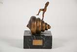 SALVADOR DALI - Mujer desnuda subiendo la escal... - SALVADOR DALI - Mujer desnuda subiendo la escalera - AB - 089/100. Altura 22 cm (leve bicado na base de mármore - com cartão/ garantia de autent...