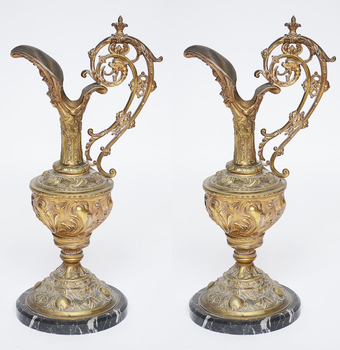 Par de ânforas de bronze com base em mármore. Altura total 49 cm.