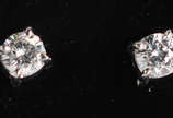 Par de brincos solitário de ouro branco com 2 b... - Par de brincos solitário de ouro branco com 2 brilhantes aproximadamente 0,40 ct   ( Por questão de segurança as jóias não se encontram na loja)