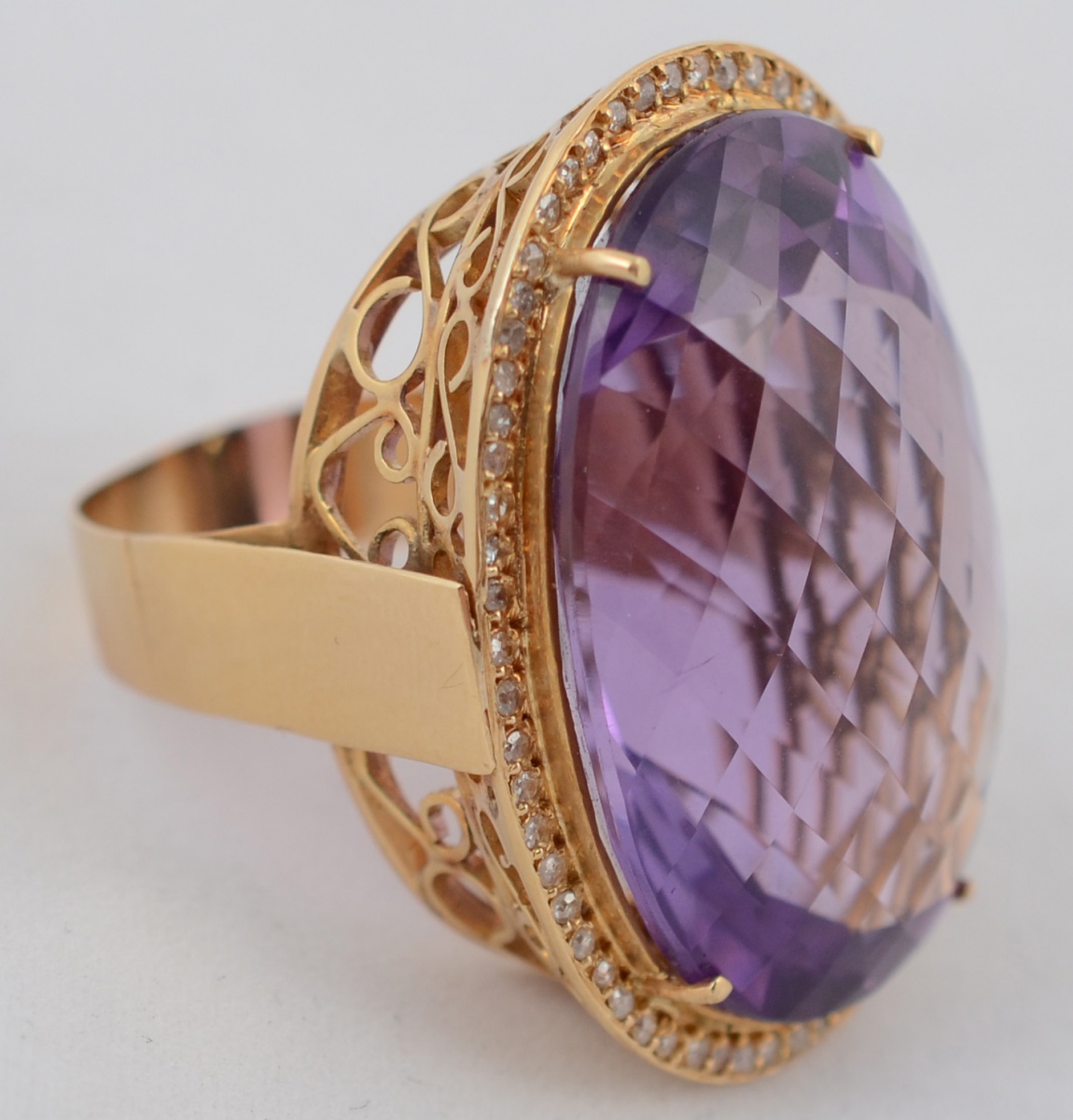 Anel em ouro 18 k, cabochan de ametista facetado e brilhantes ao... - foto 1 de 3