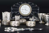 Diversas peças  , sendo relógio de mesa com cai... - Diversas peças  , sendo relógio de mesa com caixa de cristal , 7 caixinhas 2 porta xícaras , 2 bowl e 1 tesoura  de prata . Total 13 peças  ( Po...