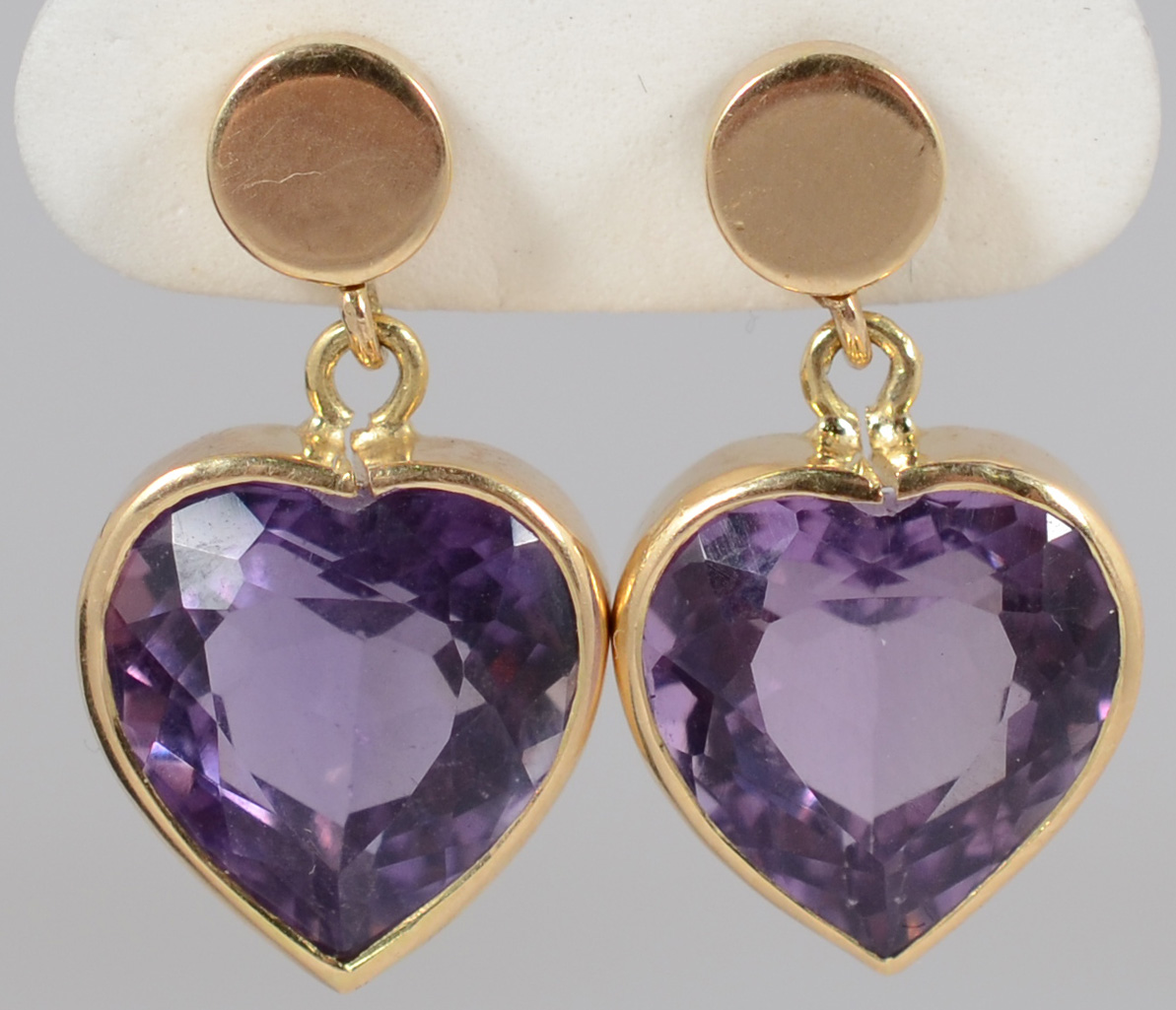 Par de brincos de ouro 18 k e corações em ametista. Peso total 7,6 g...
