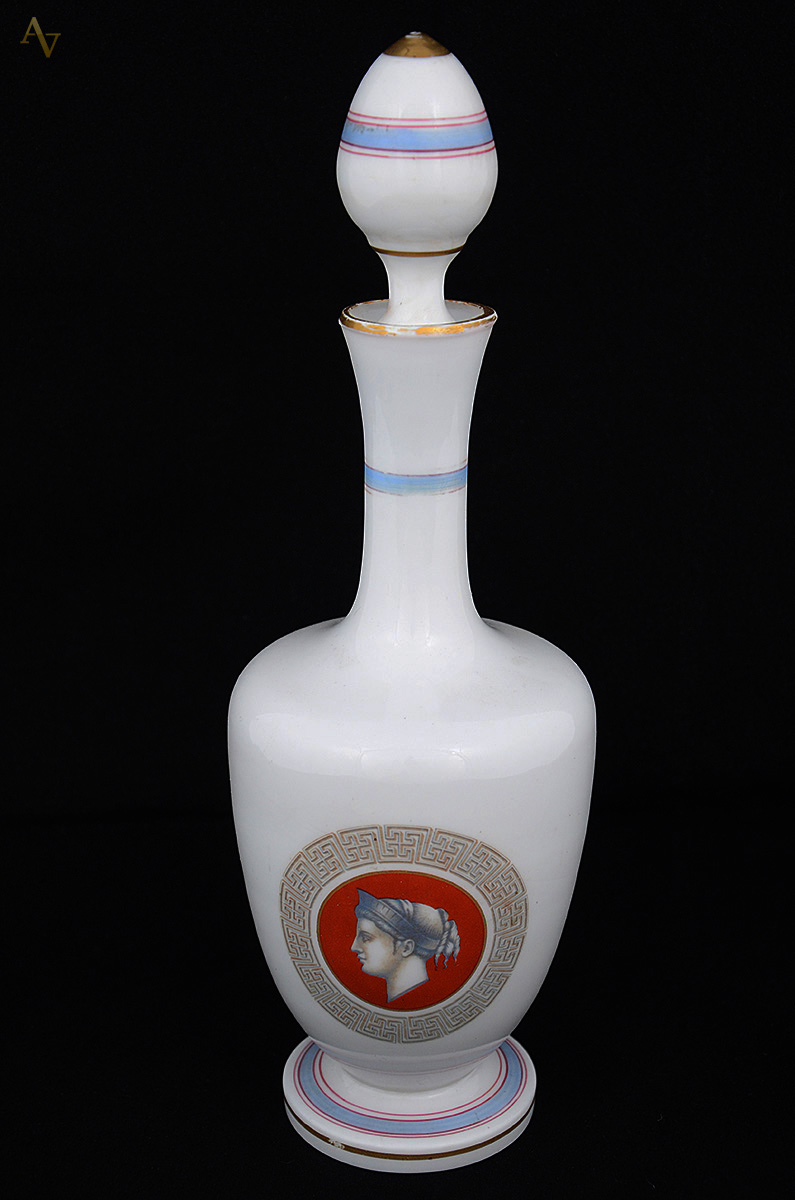 Garrafa de opalina branca. Altura 32 cm. - foto 1 de 2
