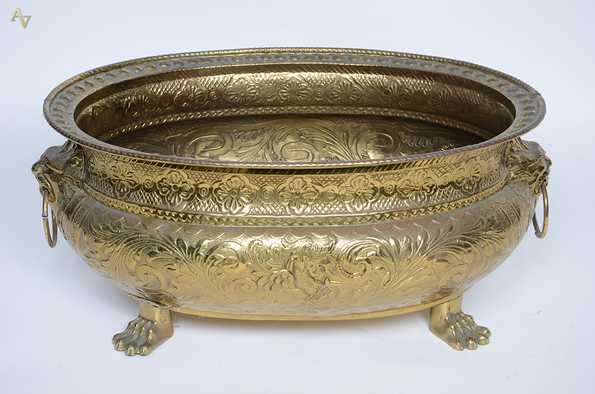 Grande floreira de metal dourado, pés de garra. Medidas 37,5 x 62 cm... - foto 1 de 2
