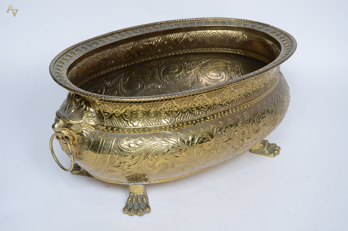 Grande floreira de metal dourado, pés de garra. Medidas 37,5 x 62 cm... - foto 2 de 2
