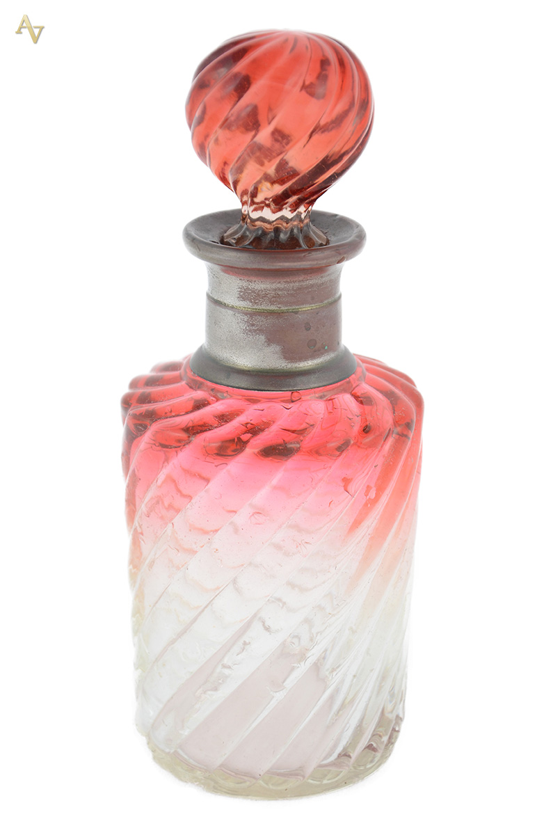 Frasco perfumeiro de cristal baccarat em tons de vermelho degradê...