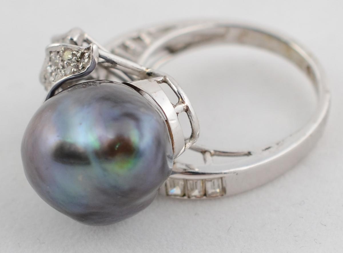 Anel de ouro branco 18 k, com pérola oval, negra e pétalas cravejadas... - foto 2 de 3