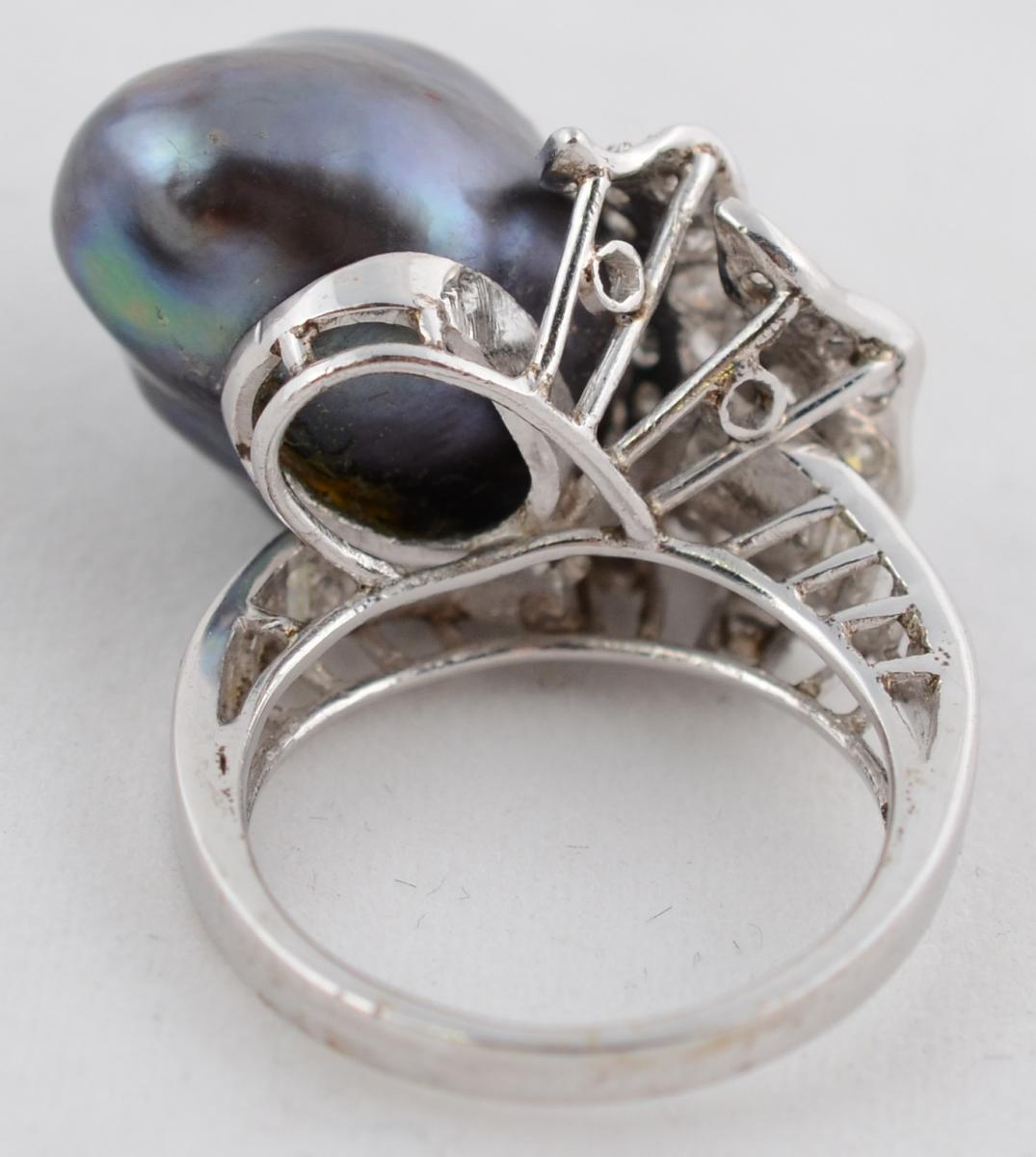 Anel de ouro branco 18 k, com pérola oval, negra e pétalas cravejadas... - foto 3 de 3
