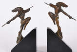Par de serre - livres  em bronze representando ... - Par de serre - livres  em bronze representando índios com flechas, assinados, bases de mármore preto (obs.uma das flechas está solta) ( altura t...