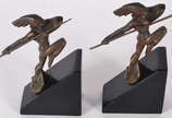 Par de serre - livres  em bronze representando ... - Par de serre - livres  em bronze representando índios com flechas, assinados, bases de mármore preto (obs.uma das flechas está solta) ( altura t...