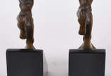 Par de serre - livres  em bronze representando ... - Par de serre - livres  em bronze representando índios com flechas, assinados, bases de mármore preto (obs.uma das flechas está solta) ( altura t...