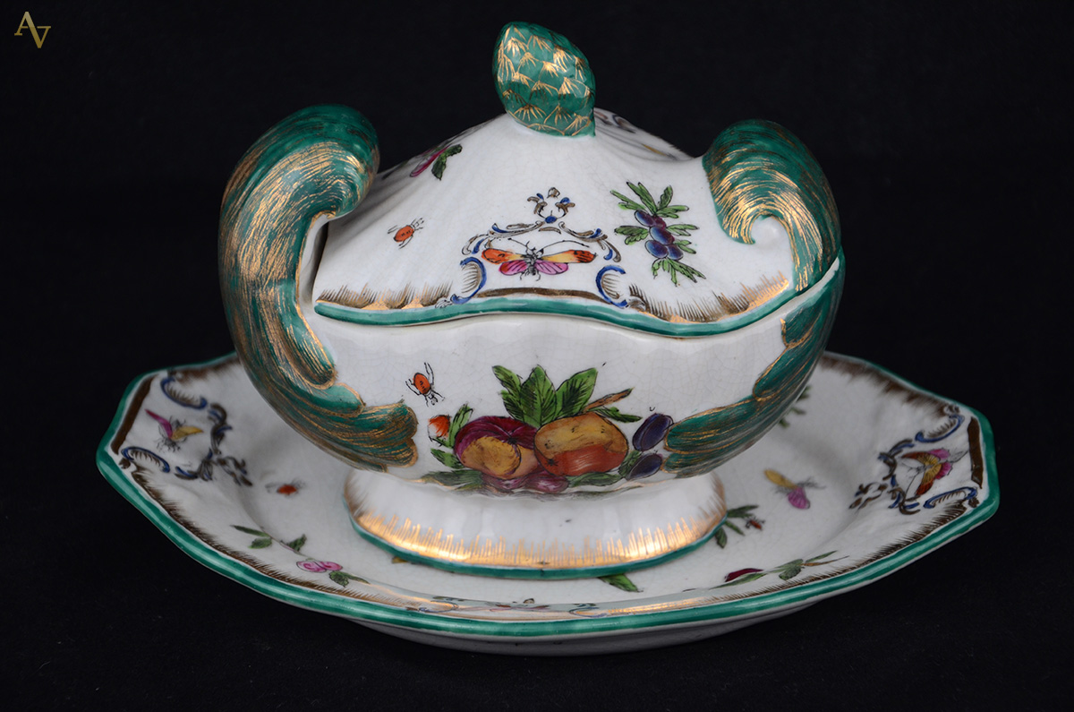 Molheira com presentoir de porcelana chinesa com frutos em policromia...