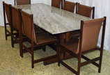 Mesa de jantar com base de jacarandá e tampo de... - Mesa de jantar com base de jacarandá e tampo de mármore, ANOS 60, acompanham 8 cadeiras de jacarandá com forração de couro sintetico na cor cara...
