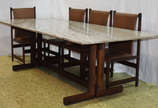 Mesa de jantar com base de jacarandá e tampo de... - Mesa de jantar com base de jacarandá e tampo de mármore, ANOS 60, acompanham 8 cadeiras de jacarandá com forração de couro sintetico na cor cara...