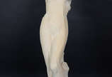 Escultura de resina e mármore representando fig... - Escultura de resina e mármore representando figura feminina. Altura total 1,14 m (lascados na base).