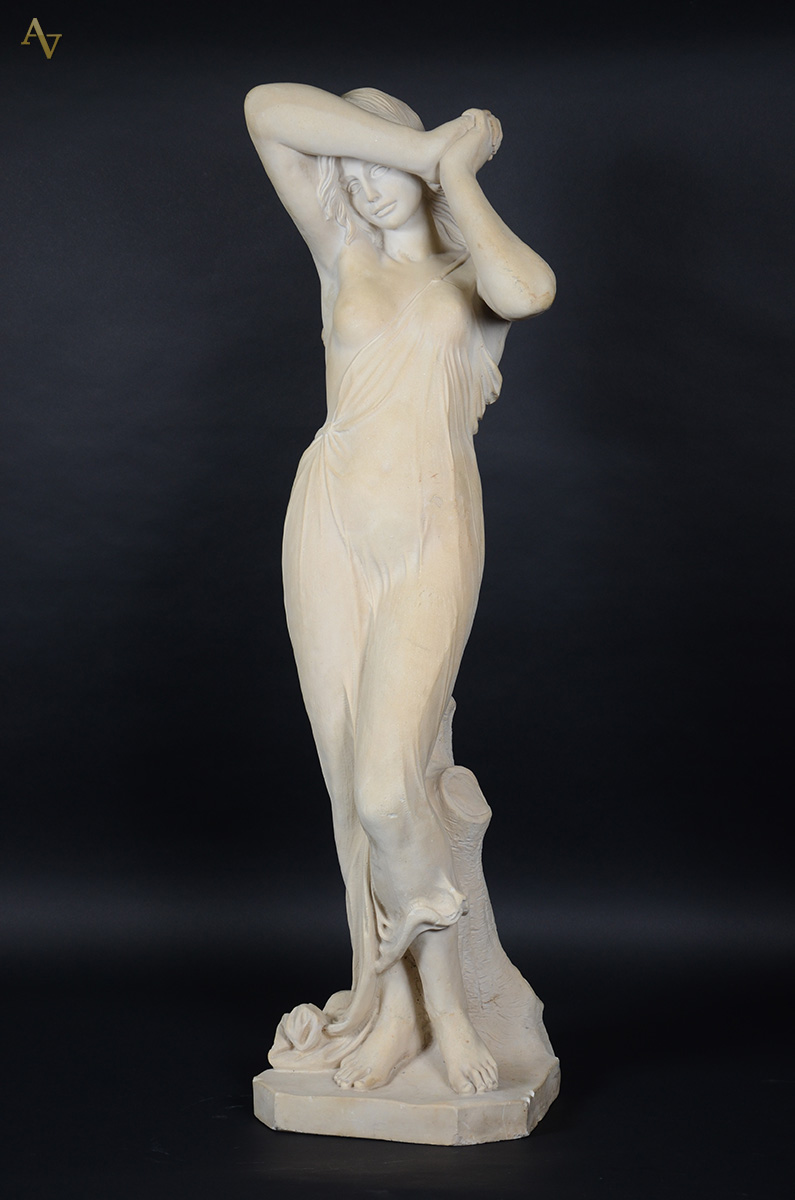 Escultura de resina e mármore representando figura feminina. Altura... - foto 1 de 2