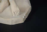 Escultura de resina e mármore representando fig... - Escultura de resina e mármore representando figura feminina. Altura total 1,14 m (lascados na base).